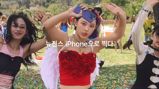 뉴진스의 아이폰 광고 캡처