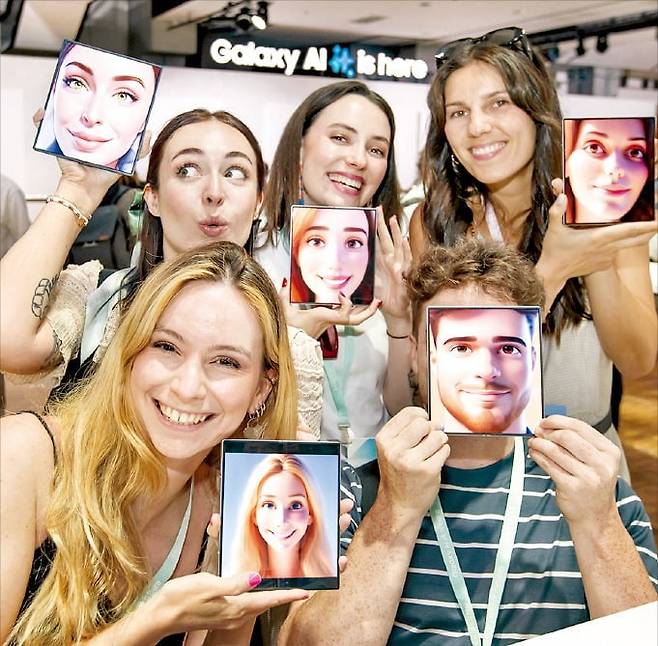 프랑스 파리에서 10일(현지시간) 열린 ‘갤럭시 언팩 2024’ 전시장을 찾은 관람객들이 자신과 닮은 캐릭터 이미지를 만들어 주는 갤럭시 Z폴드6의 인공지능(AI) 기능을 체험하고 있다. /삼성전자 제공