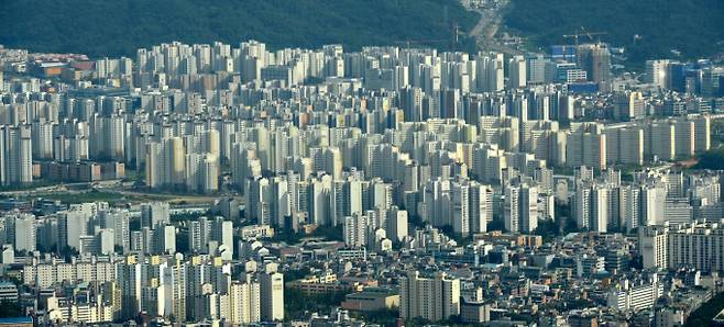 하반기 19만가구가 넘는 새 아파트 공급이 예정된 분양시장에 여전히 여러 악재가 가득할 수 있다는 전망이 이어졌다. 사진은 서울시내 한 아파트 밀집지역. /사진=뉴스1