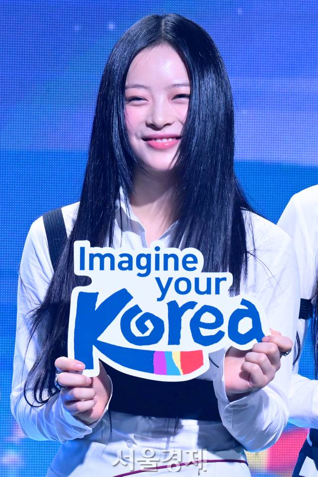 그룹 뉴진스(New Jeans) 하니가 11일 오전 서울 용산구 그랜드 하얏트 서울에서 진행된 ‘2024 한국관광 명예홍보대사 위촉식’에서 포즈를 취하고 있다. 김규빈 기자 2024.07.11