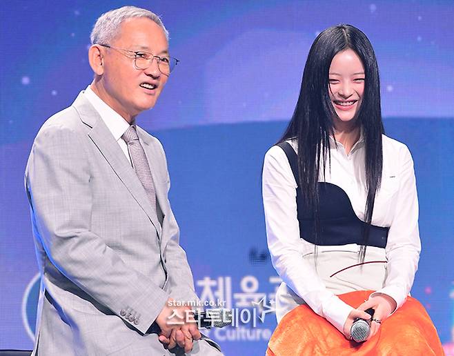 문화체육관광부 유인촌 장관이 행사에 참석해 그룹 뉴진스 멤버 하니와 대화하고 있다.