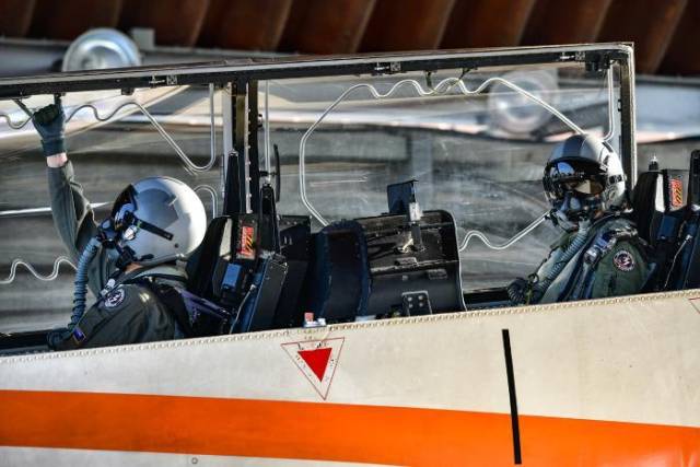 학생조종사와 비행교관이 공군3훈련비행단 기본비행교육 중 KT-1 훈련기 캐노피를 닫고 있다. 사진 제공=국방일보