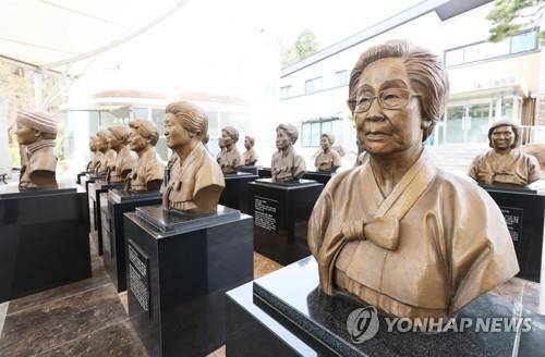 나눔의 집에 세워진 일본군 위안부 피해 할머니들 흉상 (경기 광주=연합뉴스) 홍기원 기자 = 지난해 3월 17일 경기도 광주시 퇴촌면 나눔의 집에 고인이 된 일본군 위안부 피해 할머니들의 흉상이 세워져 있다. 2023.3.17