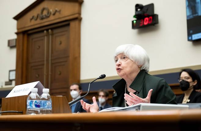재닛 옐런 미국 재무부 장관이 2022년 워싱턴 국회의사당에서 열린 금융안정감독위원회(Financial Stability Oversight Council)의 연례 보고회에서 스테이블코인 규제 필요성에 대해 말하고 있다./연합뉴스