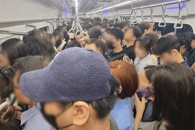 지난 6월 출근시간에 지하철 8호선에 탑승한 승객들 모습. 출입구 쪽에 승객이 몰려 있다. 강동구청