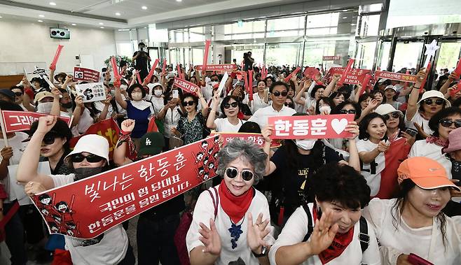국민의힘 당대표 출마를 선언한 한동훈 후보를 응원하는 지지자들이 6월23일 서울 여의도 국회 소통관에 모였다. ⓒ국회사진취재단