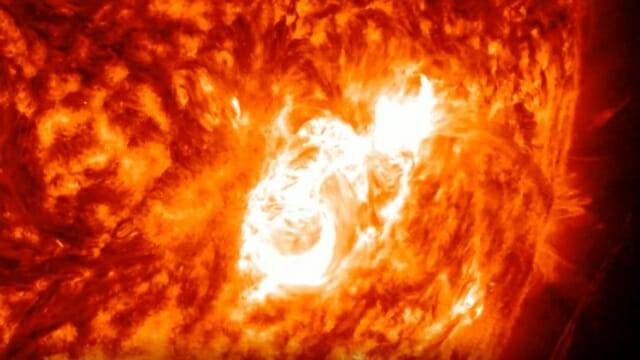 14일 태양에서 X등급의 태양 플레어가 폭발했다. (사진= NASA/SDO)