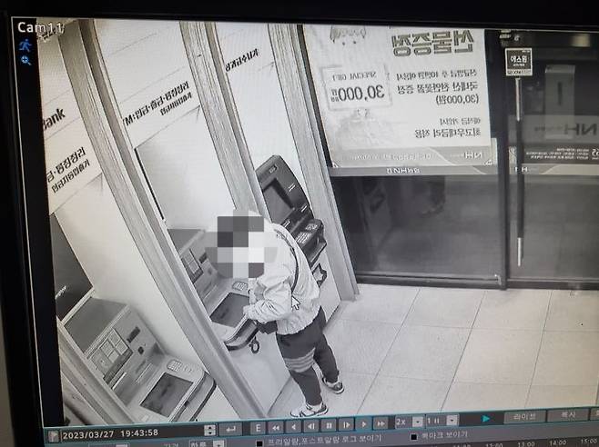 광주세관이 중국인 환치기 조직을 적발해 검찰에 송치했다. 2017년부터 최근까지 환치기 한 금액은 2800억원 규모인 것으로 파악됐다. 환치기 조직원이 은행 자동화창구에서 현금을 인출하고 있다. 관세청 광주세관 제공