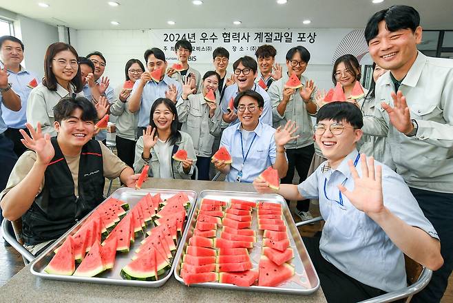 현대모비스가 전국 AS 우수 협력사 200곳에 계절과일인 수박 1만 통을 전달했다.