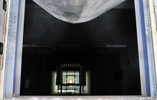 충남 아산환경과학공원의 그린타워 전망대 꼭대기층에 설치된 투하시설에서 자유낙하 실험용기인 마크I(원)이 아래를 향하고 있다. /아산=박근태 기자