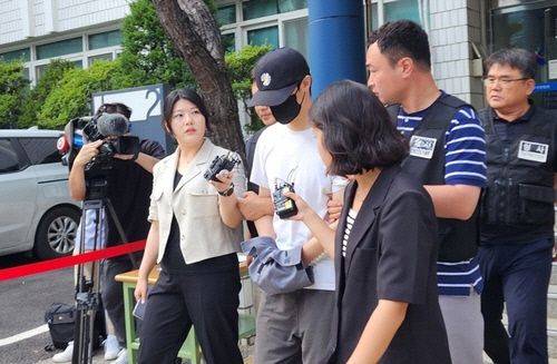 5살 어린이를 의식불명 상태에 빠지게 한 30대 태권도 관장이 지난 14일 오후 경기도 의정부시 의정부지방법원에서 열린 구속 전 피의자심문을 마친 뒤 법정을 나오고 있다.ⓒ연합뉴스