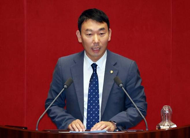 더불어민주당 김용민 의원이 2일 국회에서 열린 본회의에서 검사 4인에 대한 탄핵소추안의 법제사법위원회로의 회부 동의의건 제안설명을 하고 있다. 연합뉴스