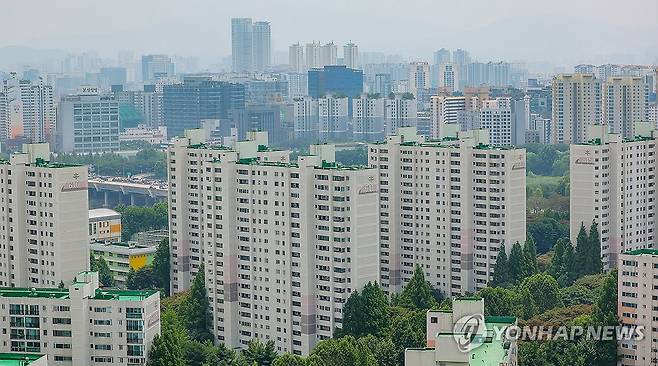 목동 첫 재건축…목동6단지 최고 49층 2천173세대로 재탄생 (서울=연합뉴스) 김도훈 기자 = 4일 오후 서울 양천구 목동6단지 아파트 단지 모습.
서울시는 전날 제6차 도시계획위원회 수권분과소위원회를 열고 '목동6단지 아파트 재건축 정비계획 수립 및 정비계획 지정·경관 심의안'을 수정 가결했다. 이에 따라 목동6단지는 용적률 299.87%를 적용받아 최고 49층 이하의 15개 동, 2천173세대(공공주택 273세대)로 탈바꿈하게 된다. 2024.7.4 superdoo82@yna.co.kr