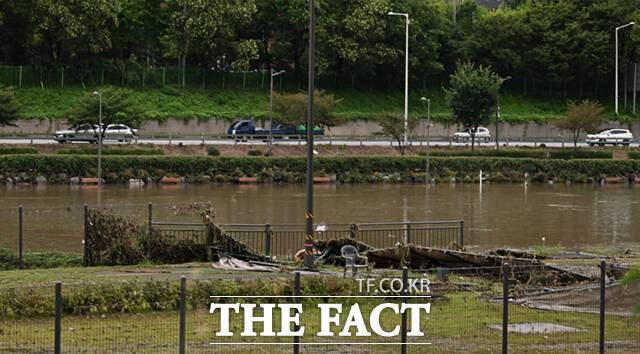 서울을 비롯한 수도권에 많은 비가 내린 17일 오후 서울 노원구 일대 중랑천이 범람해 공원 시설물이 쓰러져 있다. /이새롬 기자