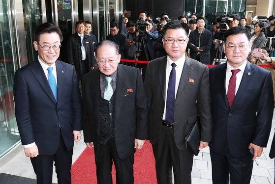 이재명 더불어민주당 의원이 경기지사 시절이던 2018년 11월 당시 경기도 성남 제2판교테크노밸리를 방문한 조선아시아태평양위원회(아태위) 리종혁 부위원장(왼쪽 둘째)과 송명철 부실장(왼쪽 셋째) 등 북한 대표단과 기념촬영하고 있다. 송 부실장은 이화영 전 경기도 평화부지사와 김성태 전 쌍방울그룹 회장의 1심 판결에서 방북 의전 비용 300만 달러 중 200만 달러를 김성태 전 쌍방울그룹 회장으로부터 수령하고 확인서를 써준 것으로 판단한 북측 인사다. 뉴스1