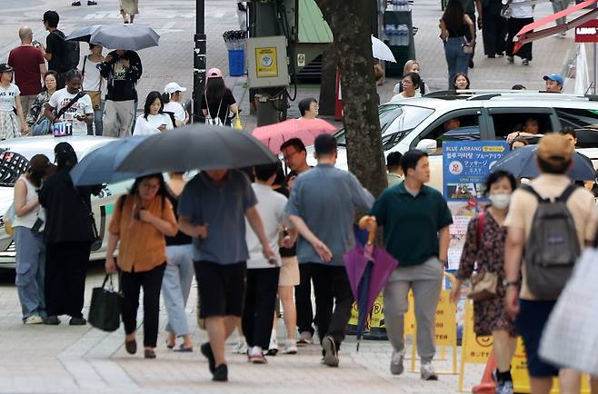 서울 명동거리에서 드문드문 우산을 쓴 관광객들이 걸어가고 있다. /사진=뉴스1