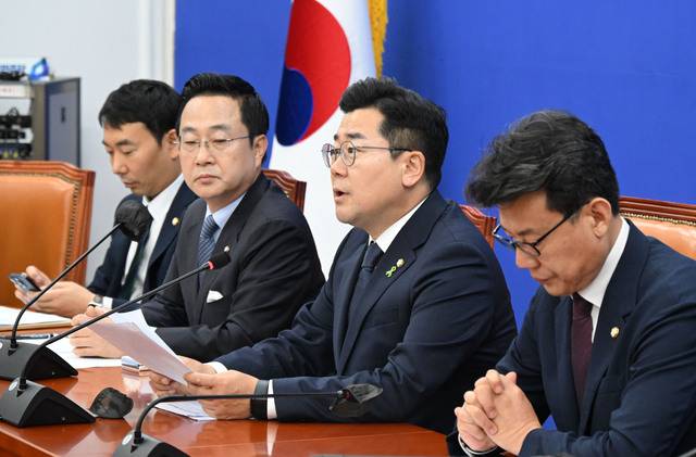 박찬대 더불어민주당 대표 직무대행 겸 원내대표가 16일 서울 여의도 국회에서 열린 원내대책회의에 참석해 발언하고 있다. 이병주 기자