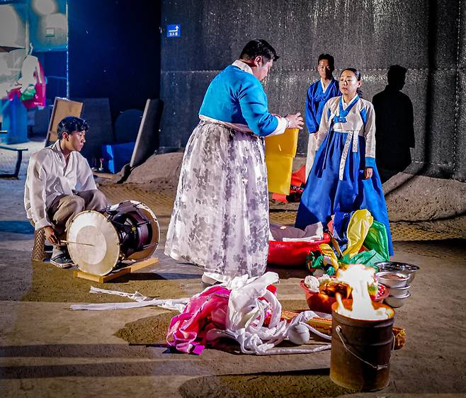 티빙 오리지널 다큐멘터리 ‘샤먼:귀신전’의 한 장면. 사진 티빙