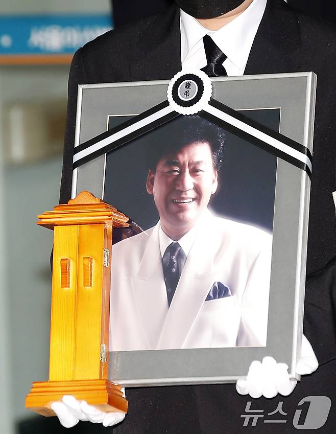 가수 고(故) 현철(본명 강상수)의 발인식이 18일 서울 송파구 서울아산병원 장례식장에서 엄수되고 있다. 고인은 지난 15일 밤 오랜 투병 생활 끝에 별세했다. 향년 82세. 고인은 경추 디스크 수술 이후 요양을 이어오다, 결국 안타까운 사망 소식을 전했다. 한편 지난 1942년 태어난 고 현철은 동아대학교 경영학과에 진학했으나 자퇴 후 지난 1969년에 곡 '무정한 그대'로 데뷔했다. 이후 1970년대 부산에서 '현철과 벌떼들'을 결성해 활동하다 1980년대 해체하고 솔로로 전향했다. 고인은 1980년대 곡 '앉으나 서나 당신 생각'으로 대중적으로 큰 인기를 끌었으며 '사랑은 나비인가봐'를 시작으로 '앉으나 서나 당신 생각' '봉선화 연정' 등으로 송대관, 태진아, 설운도와 함께 트로트 4대 천왕으로 불리기도 했다. 2024.7.18/뉴스1 ⓒ News1 권현진 기자