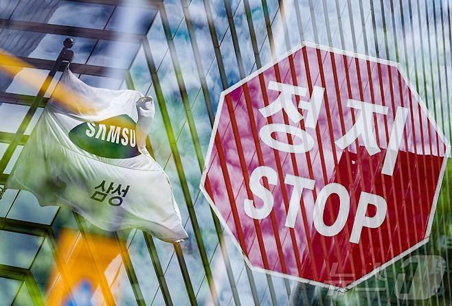 삼성전자 최대 노동조합인 전국삼성전자노동조합(전삼노)가 2차 총파업에 나선다. 사흘간 진행했던 1차 총파업과 달리 이번에는 무기한 총파업에 돌입한다. 전삼노는 "1차 총파업 이후에도 사측의 대화 의지가 없음을 확인해 2차 무기한 총파업을 선언한다"고 10일 밝혔다. 2차 총파업은 11일부터 진행된다. 사진은 10일 서울 서초구 삼성전자 서초사옥의 모습. (다중노출) 2024.7.10/뉴스1 ⓒ News1 이재명 기자