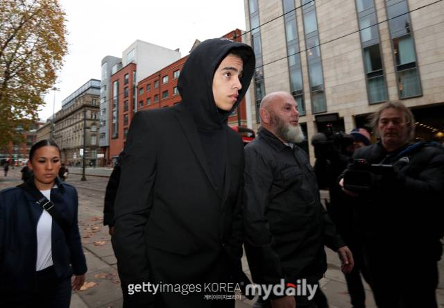 프랑스 매체 풋메르카토는 18일(한국시간) '그린우드가 마침내 마르세유에 도착했다. 가족과 함께 전용기를 타고 도착한 그린우스는 마르세유에 합류한다. 그린우드는 마르세유 팬들로부터 따뜻한 환영을 받았다. 그린우드를 기쁘게 한 환영이었다'고 전했다. 맨유에서 활약한 그린우드는 여자친구 폭행 및 성폭행 혐의로 조사를 받았지만 오랜 법정 다툼 끝에 무죄 판결을 받았다. 그린우드는 마르세유 이적이 임박했다. 마르세유는 17일 공격수 오바메양과의 결별을 발표한 가운데 공격진 개편을 예고하고 있다./게티이미지코리아