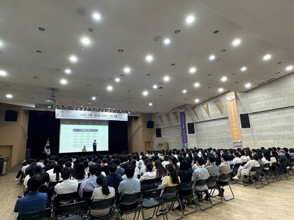 서울 노원구 직원들이 소통과 공감을 위한 직원 교육을 받고 있다. 노원구 제공