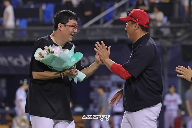 KIA 양현종이 지난 10일 잠실 LG전에서 이범호 KIA 감독으로부터 통산 400경기 선발 등판 기록을 축하받고 있다. KIA 타이거즈 제공