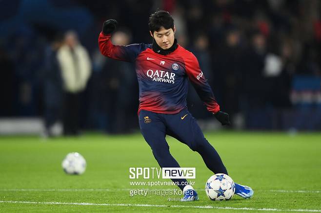 ▲ 파리 생제르맹 소식을 다루는 'PSG 리포트'는 18일(이하 한국시간) "이강인이 이날 아침에 예정됐던 훈련에 불참했다"라고 보도했다. 그가 훈련에 불참했다는 소식에 이적 가능성이 높아졌다는 이야기가 들렸다. 그러나 뱅자맹 콰레즈 기자는 "이상할 것은 없다. 이강인의 복귀는 다음 주 월요일로 예정되어 있다"라며 이적설을 부인했다.