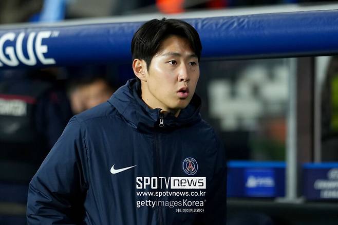 ▲ 파리 생제르맹 소식을 다루는 'PSG 리포트'는 18일(이하 한국시간) "이강인이 이날 아침에 예정됐던 훈련에 불참했다"라고 보도했다. 그가 훈련에 불참했다는 소식에 이적 가능성이 높아졌다는 이야기가 들렸다. 그러나 뱅자맹 콰레즈 기자는 "이상할 것은 없다. 이강인의 복귀는 다음 주 월요일로 예정되어 있다"라며 이적설을 부인했다.