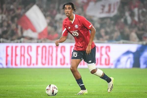 사진=플로리안 플라텐버그 SNS/맨체스터 유나이티드는 19일(이하 한국시간) 구단 홈페이지를 통해 “레니 요로가 구단에 합류하게 되어 기쁘다. 그는 2029년 6월까지 계약을 체결했으며, 1년 연장 옵션이 포함되어 있다”라고 공식 발표했다. 요로는 맨유 같은 위상과 야망을 가진 구단에 입단하게 되어 엄청난 영광이다. 구단과 처음 대화를 나눈 이후로, 그들은 이 흥미로운 프로젝트의 일환으로 나를 어떻게 발전시킬 수 있는지에 대한 명확한 계획을 세웠다. 또한 나와 내 가족에게 많은 배려를 보였다. 나는 맨유의 젊은 선수들의 역사를 알고 있으며, 이곳이 새로운 동료들과 함께 내 잠재력을 발휘할 수 있는 완벽한 장소가 될 수 있다고 생각한다. 정말 기대된다”라며 입단 소감을 전했다.