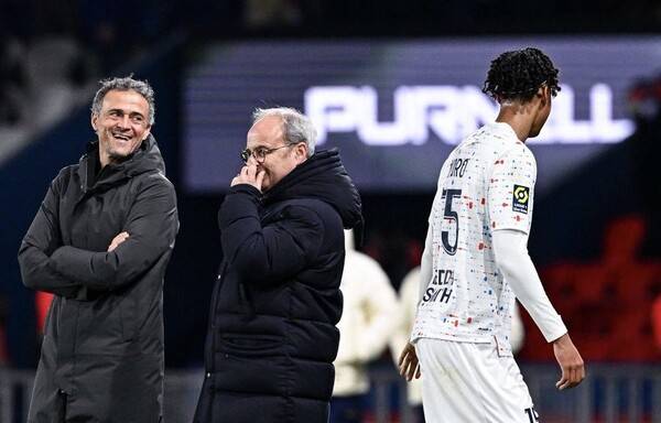 사진=파브리시오 로마노 SNS/맨체스터 유나이티드는 19일(이하 한국시간) 구단 홈페이지를 통해 “레니 요로가 구단에 합류하게 되어 기쁘다. 그는 2029년 6월까지 계약을 체결했으며, 1년 연장 옵션이 포함되어 있다”라고 공식 발표했다. 요로는 맨유 같은 위상과 야망을 가진 구단에 입단하게 되어 엄청난 영광이다. 구단과 처음 대화를 나눈 이후로, 그들은 이 흥미로운 프로젝트의 일환으로 나를 어떻게 발전시킬 수 있는지에 대한 명확한 계획을 세웠다. 또한 나와 내 가족에게 많은 배려를 보였다. 나는 맨유의 젊은 선수들의 역사를 알고 있으며, 이곳이 새로운 동료들과 함께 내 잠재력을 발휘할 수 있는 완벽한 장소가 될 수 있다고 생각한다. 정말 기대된다”라며 입단 소감을 전했다.