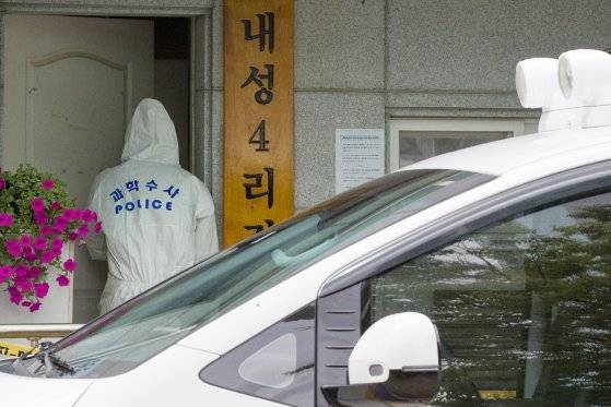 지난 17일 어르신들이 오리고기를 먹고 중태에 빠진 현장인 경북 봉화군 봉화읍 내성4리 경로당에서 경북경찰 과학수사대가 현장감식을 하고 있다. 지난 15일 이곳에서 어르신 4명이 복날을 맞이해 농약성분이 들은 오리고기를 먹은 후 중태에 빠져 경북경찰이 조사에 나섰다. 뉴스1