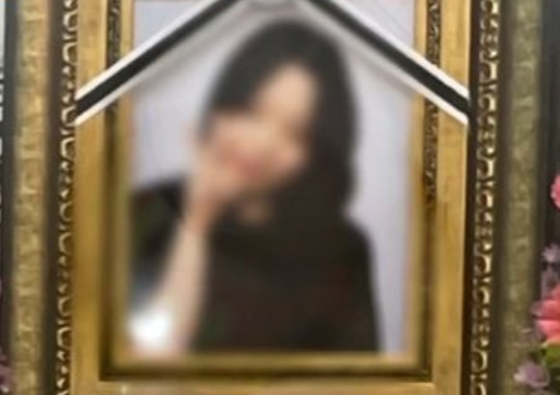 피해자의 영정 사진. 갑작스러운 사망에 미리 준비해둔 영정 사진이 없어 생전 친구들과 촬영했던 사진 중 일부를 사용했다. JTBC 캡처