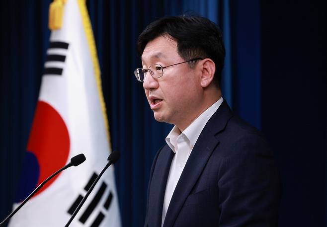 성태윤 대통령실 정책실장이 17일 체코 신규 원전 건설 사업 우선협상대상자 선정과 관련해 브리핑을 하고 있다. 연합뉴스