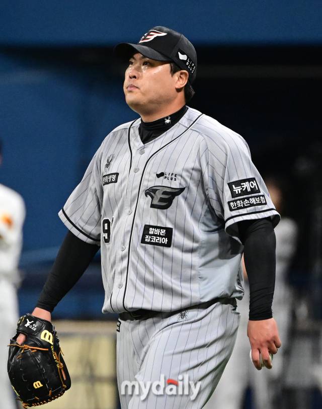 2024년 7월 11일 서울 고척스카이돔에 '2024 신한 SOL Bank KBO리그' 한화 이글스와 키움 히어로즈의 경기가 열렸다. 한화 선발투수 류현진이 3회말 2실점 한 뒤 땀을 흘리고 있다./마이데일리