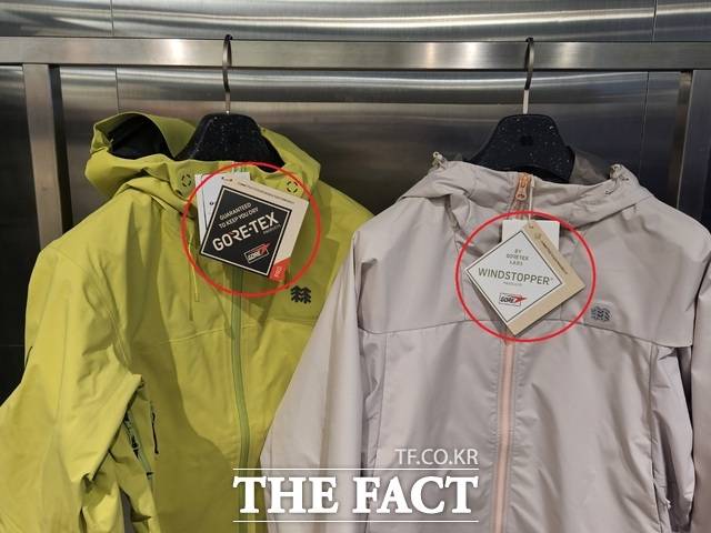 아웃도어 의류 브랜드가 전개하는 기능성 소재 제품들을 구매할 때 종류별 특성을 이해하고 구매하면 소재 장점을 살려 착용할 수 있다. 사진은 코오롱스포츠 고어텍스 의류 중 방수 기능이 탑재된 검은 라벨(왼쪽)과 방수 기능이 없는 흰색 라벨 제품 /우지수 기자