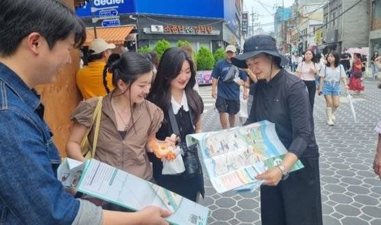 성수동을 찾는 관광객들이 편의를 위해 지난 9일부터 운영되고 있는 '성수동 움직이는 관광 안내소' 사진 성동구