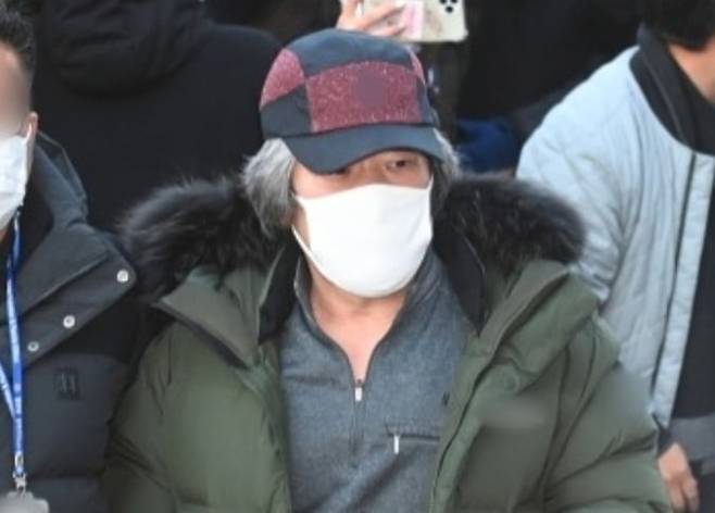 아동 성폭행 혐의로 징역 12년을 복역 후 출소한 조두순(68)이 12일 오전 경기도 안산준법지원센터에서 행정절차를 위해 이동하고 있다. /사진=뉴스1