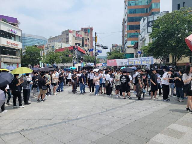 커피차 방문을 위해 줄을 선 이용자들