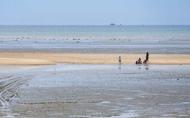 바닷길을 따라 목섬으로 향하는 가족.