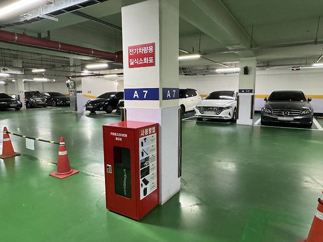 서울 강남구 포이초등학교 공영주차장에 구가 설치한 ‘질식소화포’가 비치된 모습. 강남구 제공