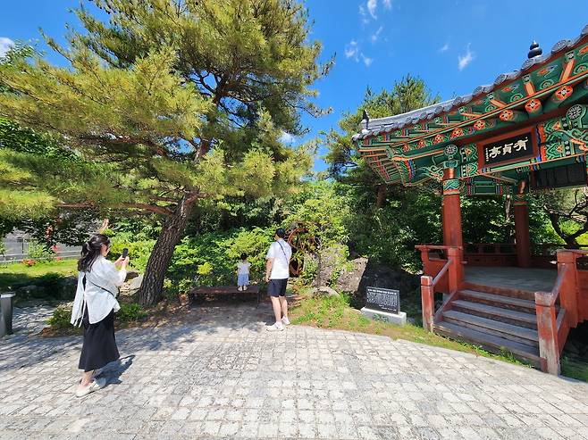 역사관 앞 작은 발해연못과 단청이 고운 정자 '유정정'이