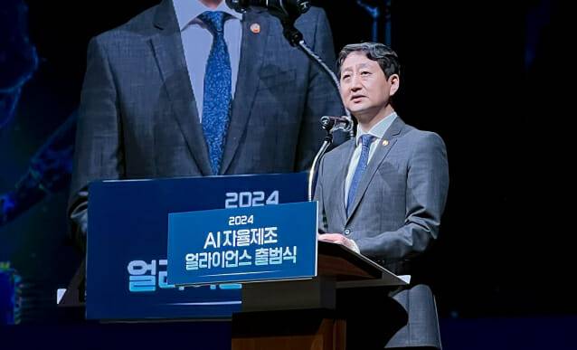 안덕근 산업통상자원부 장관이 22일 'AI 자율제조 얼라이언스' 출범식에서 환영사를 하고 있다. (사진=지디넷코리아 신영빈 기자)