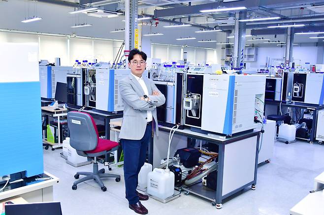 손정현 KIST도핑콘트롤센터장은 “평소 국내외 스포츠 경기장에서 보내온 선수들의 소변과 혈액 시료를 하루 30~40건 처리하고 있다”며 “7월 개막하는 파리올림픽을 앞두고 더욱 바빠졌다”고 말했다. 도핑컨트롤센터는 국내와 인근 국가에서 열리는 스포츠대회 참가한 선수들의 도핑검사를 맡고 있다. 올림픽이 열리지 않을 때도 연간 7000건이 넘는 도핑검사를 하고 있다. /KIST