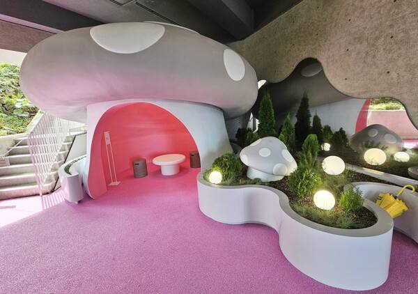 - 야외 테라스에 있는 버섯 숨숨 테이블