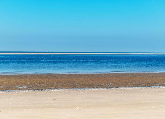 해변, 바다, 풀등, 하늘이 층층이 다른 색깔을 드러낸다. 대이작도 큰풀안해수욕장에서 볼 수 있는 풍경이다. 한국관광공사 제공