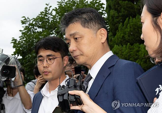 굳은 표정의 카카오 김범수 (서울=연합뉴스) 윤동진 기자 = SM엔터테인먼트 시세 조종 의혹과 관련해 검찰 수사를 받아온 카카오 창업자 김범수 경영쇄신위원장이 22일 오후 구속 전 피의자 심문(영장실질심사)을 마친 후 서울 양천구 남부지방법원을 나서고 있다. 2024.7.22 mon@yna.co.kr