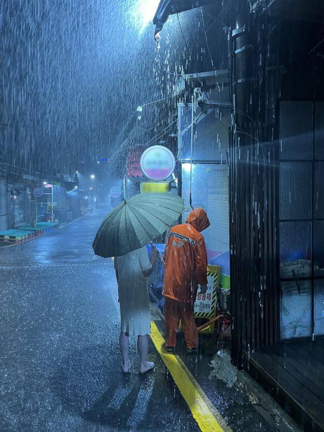 24일 새벽 부산 사하구의 한 침수 현장에 소방대원이 지원을 나가 있는 모습.부산소방재난본부 제공