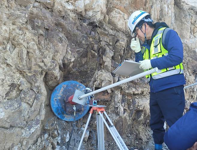 GS건설 자회사 제로넥스트머터리얼즈가 개발한 ‘몰탈 그라우트’의 실증 실험 모습. GS건설