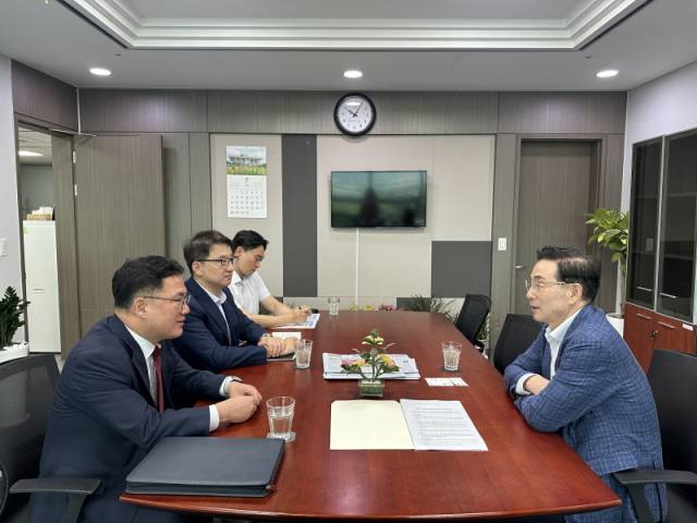 ▲서천호 의원이 백원국 국토부 2차관 등 관계부처 담당자들에게 지역현안에 대해 적극적인 관심과 지원을 요청하고 있다. ⓒ의원사무실